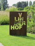 907335 Afbeelding van het naampaneel 'VLINDERHOF' van cortenstaal, bij de Vlinderhof in het Máximapark in de wijk ...